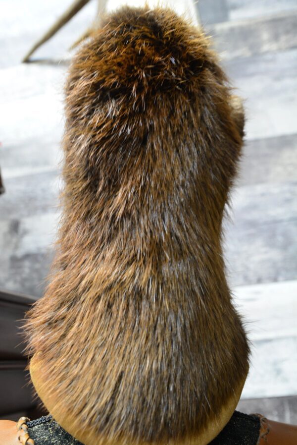 back view of the beaver gauntlet gloves with fur